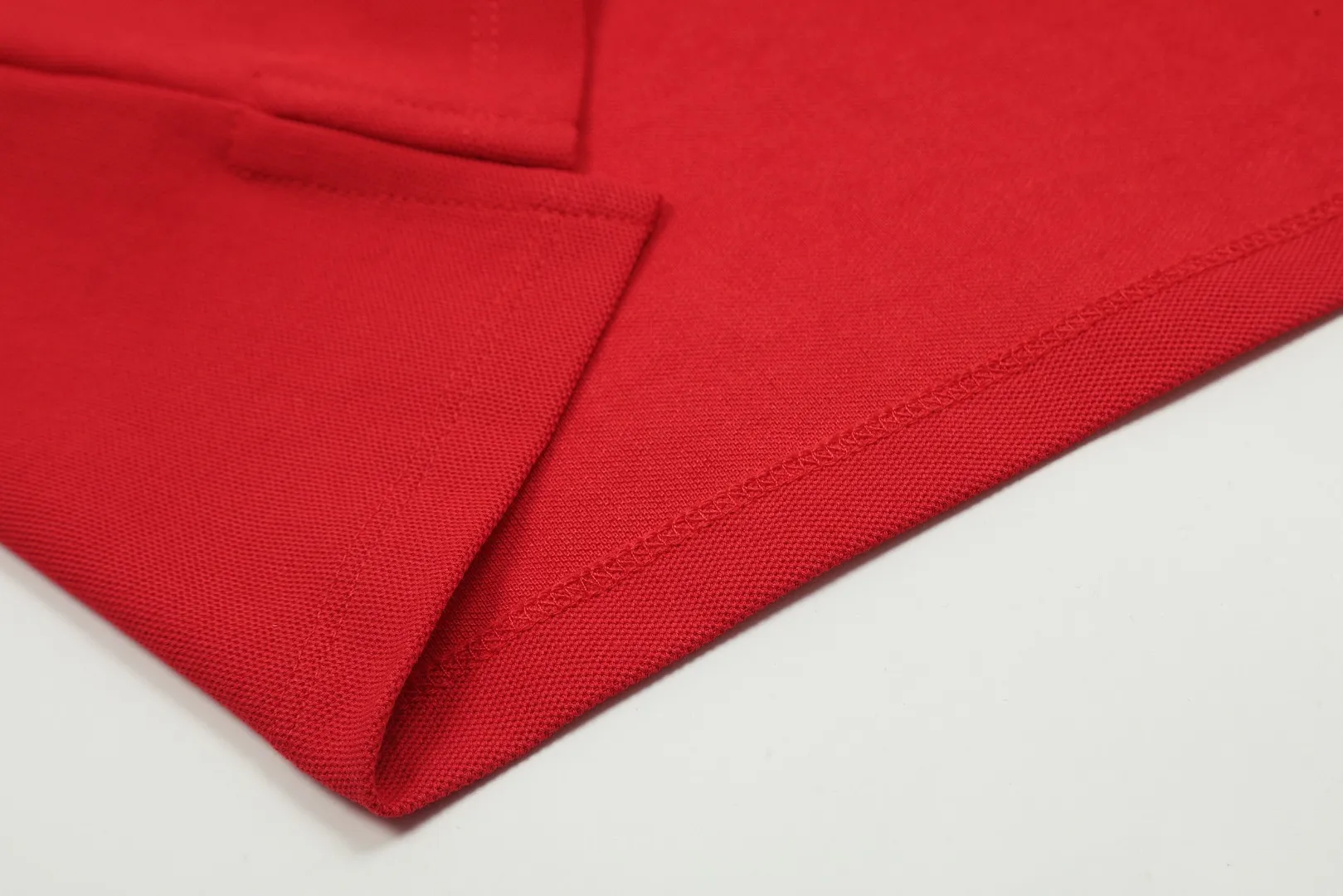🅿️152 "Top quality" Style number: DS004# (not off the shelves all year round) [Ralph Lauren classic pony embroidered lapels women's slim fit POLO short sleeves] ✅Ralph Lauren Ralph Lauren classic basic women's all-match slim fit POLO short sleeves ✅Main supplier platform live broadcast Wholesale entities Replenish when out of stock Not off the shelves ✅ZP quality 1:1 pattern making Scan the code to enter the GF website Z cabinet quality ✅Details and quality are the only one in Guangzhou. Imported pique fabrics focus on high-end and cost-effective. Needless to say good quality. ✅The version is restored to the original order. The maximum size can be worn up to 130 pounds. Loose, comfortable and stress-free.